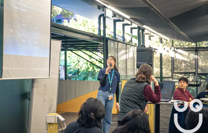 Tanika Duivenvoorden, presenting at a student event